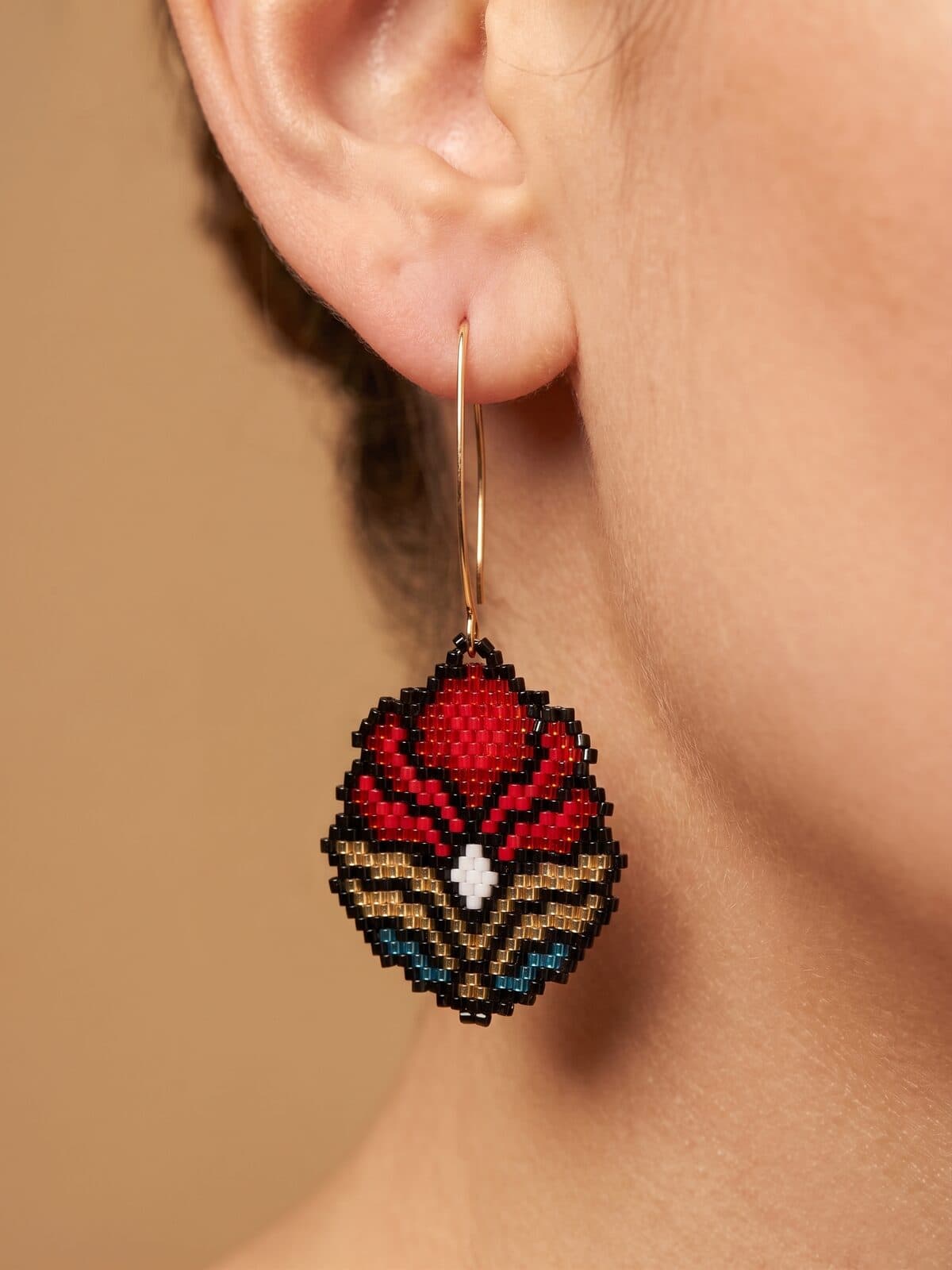 Arete Destello Floral en cristal miyuki - Amara Accesorios