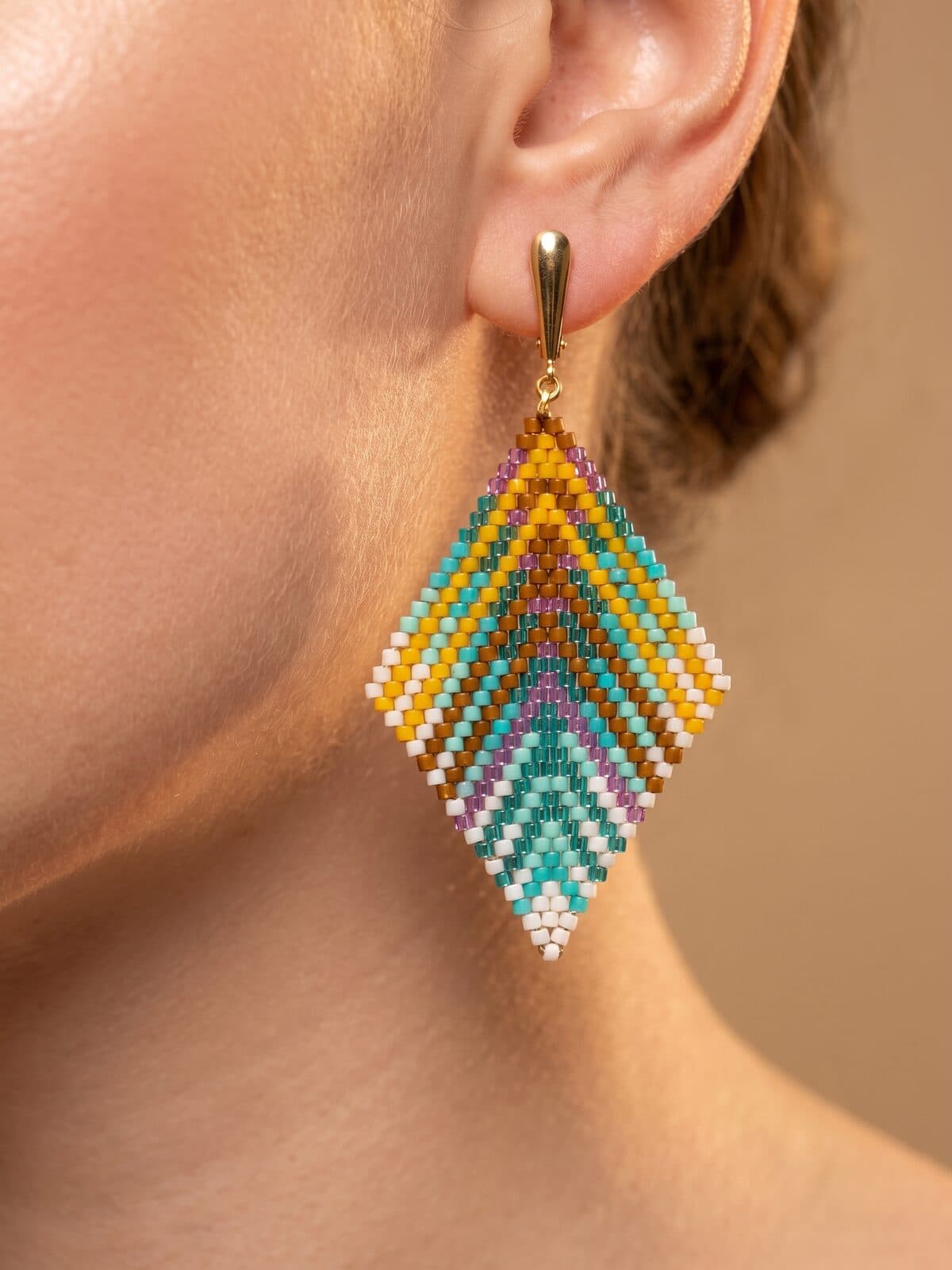 Arete Rombo Vívido en cristal miyuki - Amara Accesorios
