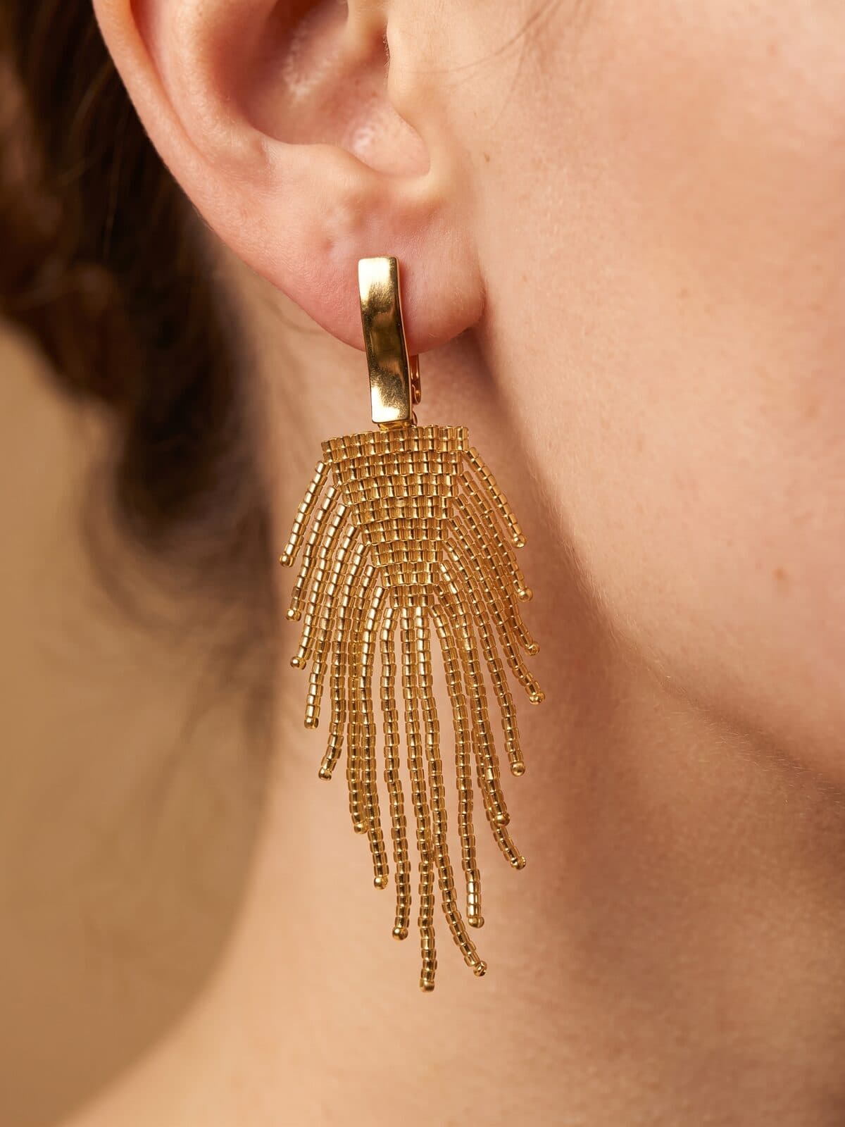 Arete Cascada Dorada en cristal miyuki - Amara Accesorios