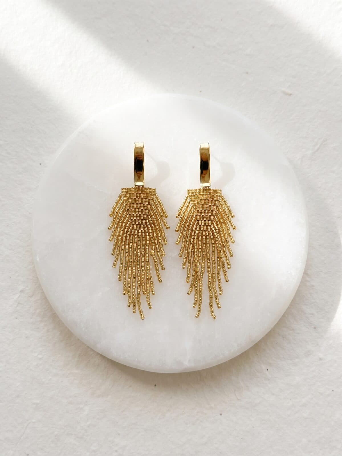 Arete Cascada Dorada en cristal miyuki - Amara Accesorios