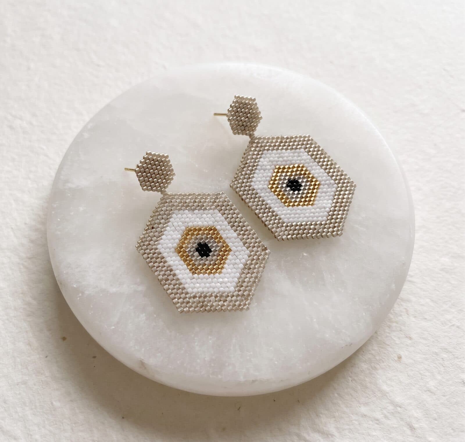 Arete Ojo Turco Plateado en cristal miyuki - Amara Accesorios