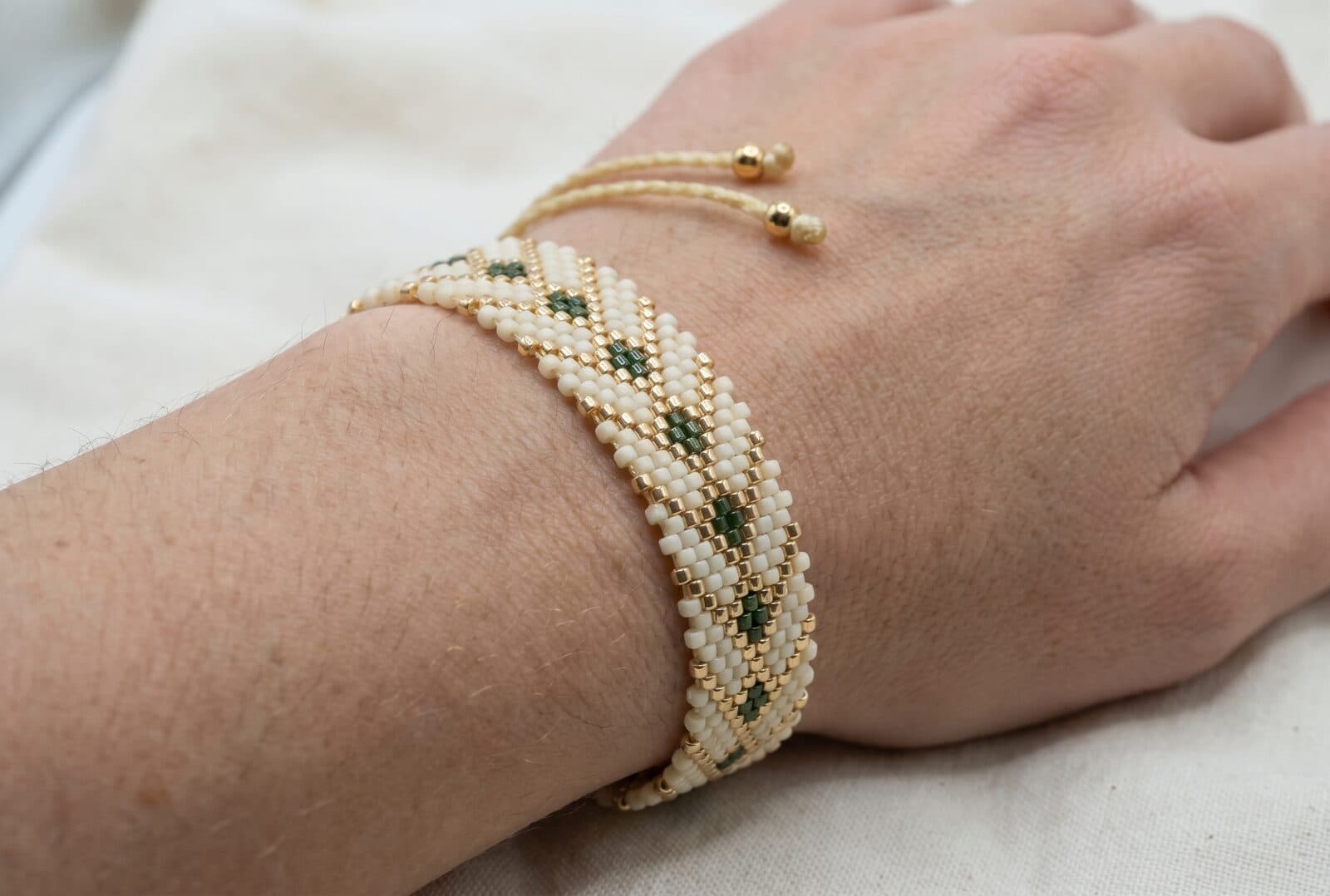 Pulsera Espiga Beige Esmeralda Ancha en cristal miyuki - Amara Accesorios