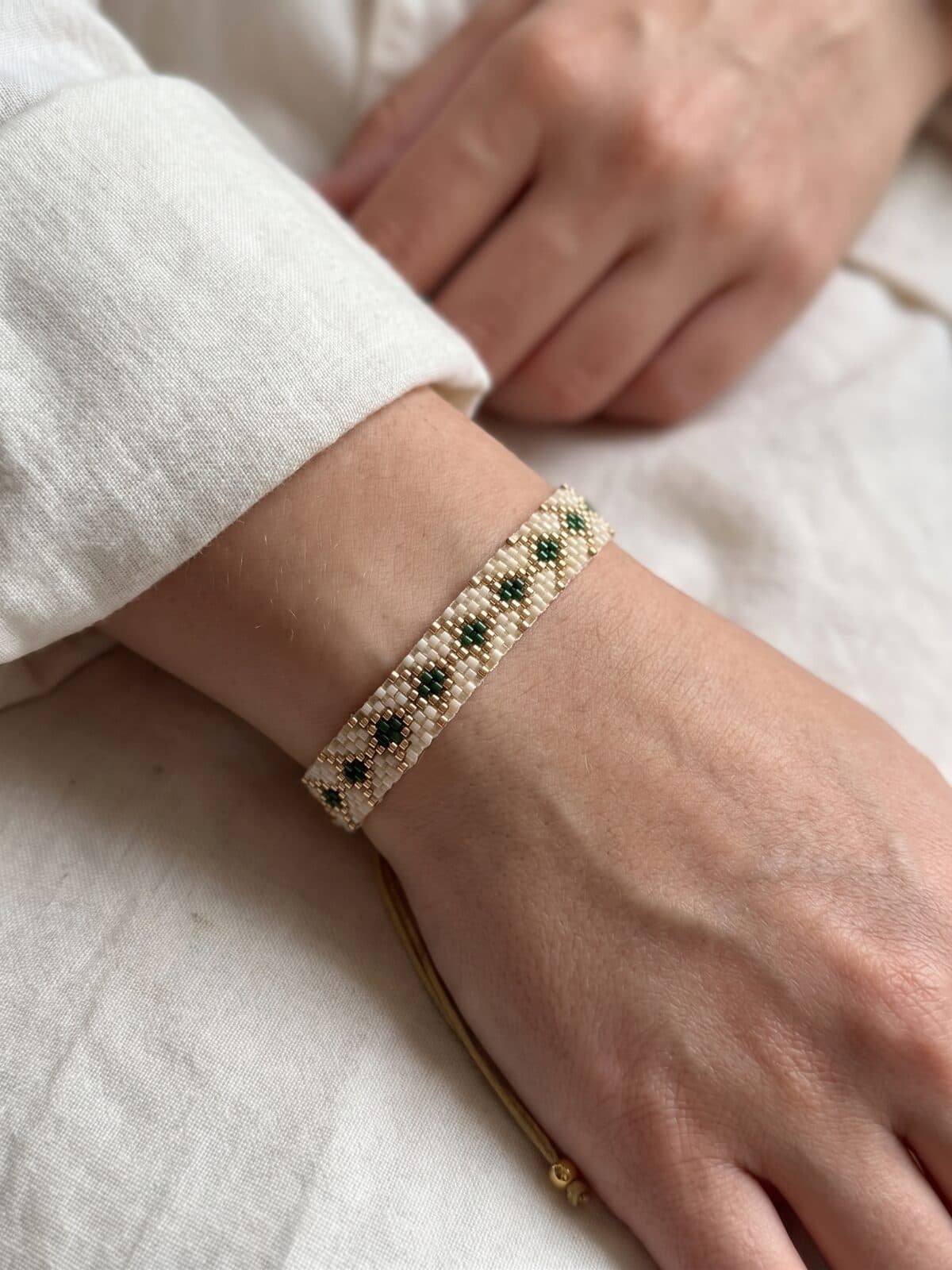 Pulsera Espiga Beige Esmeralda Delgada en cristal miyuki - Amara Accesorios