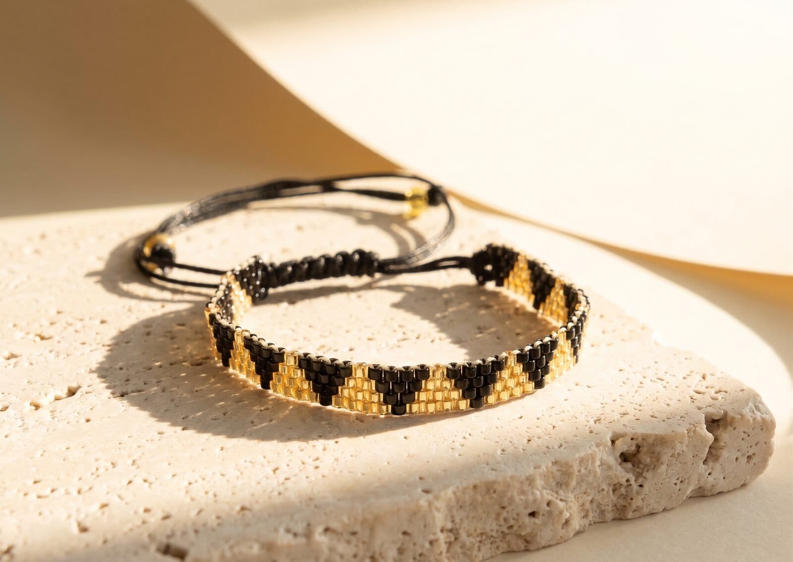 Pulsera Triángulos Negro en cristal miyuki - Amara Accesorios