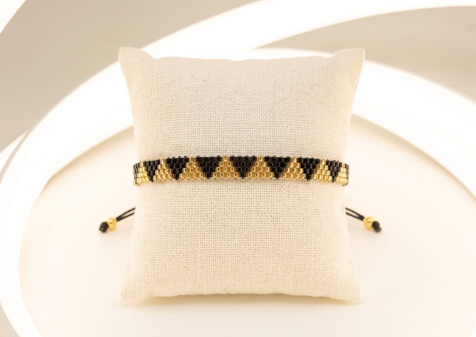 Pulsera Triángulos Negro en cristal miyuki - Amara Accesorios