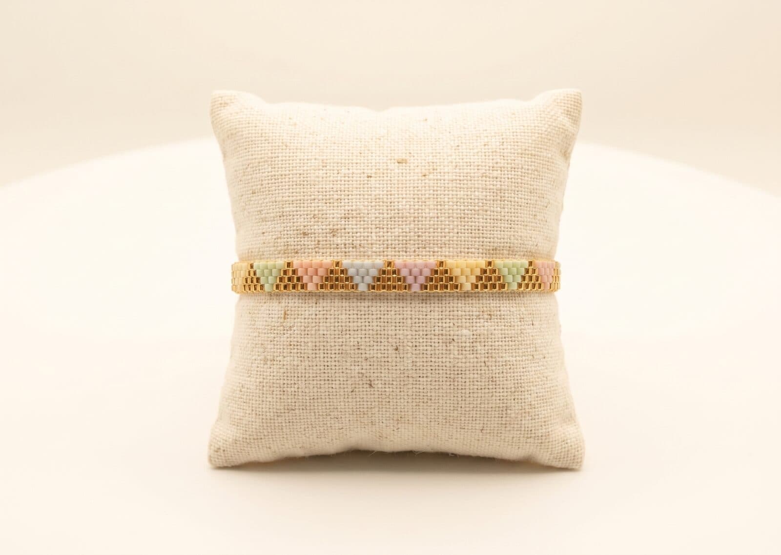Pulsera Triángulos Pastel en cristal miyuki - Amara Accesorios
