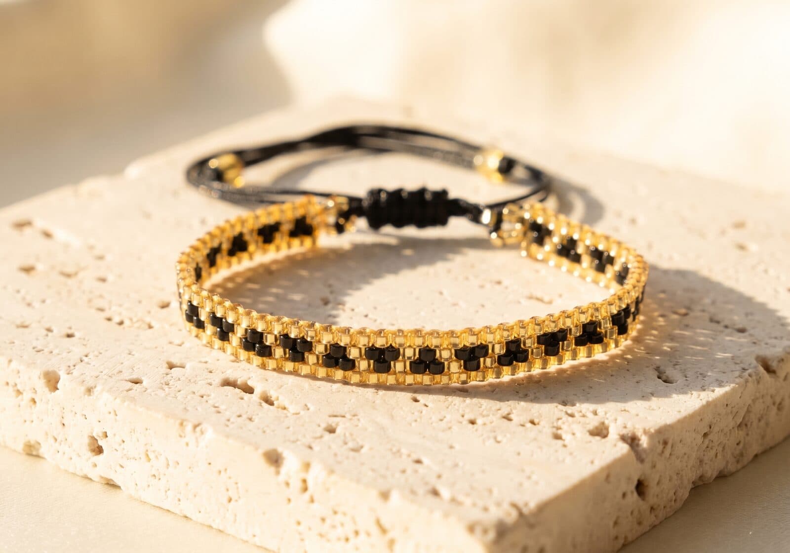 Pulsera Triángulos Mini Negro en cristal miyuki - Amara Accesorios