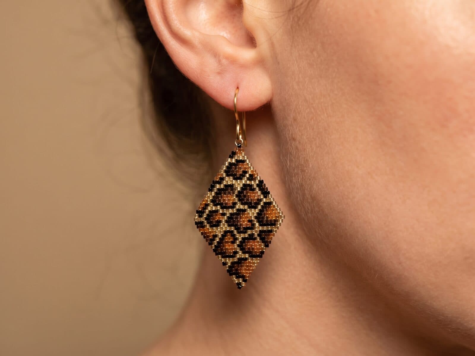 Arete Rombo Animal Print en cristal miyuki - Amara Accesorios