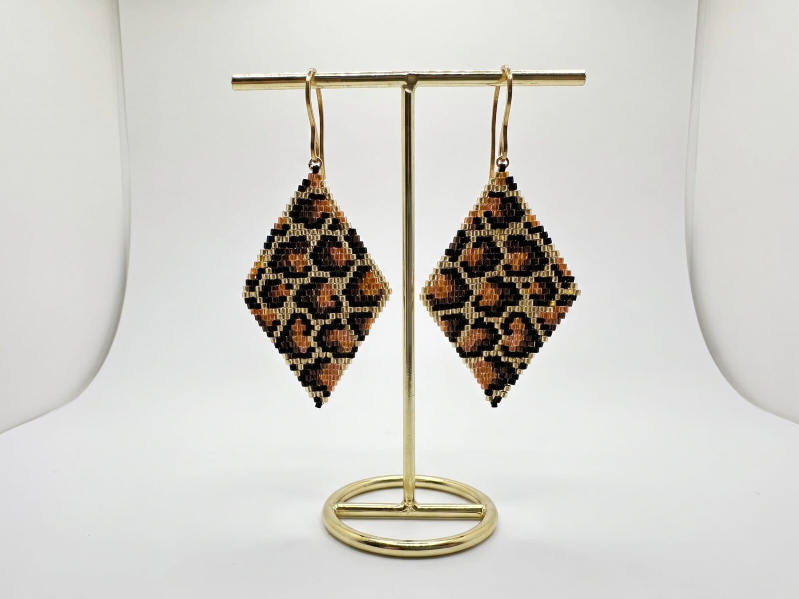 Arete Rombo Animal Print en cristal miyuki - Amara Accesorios