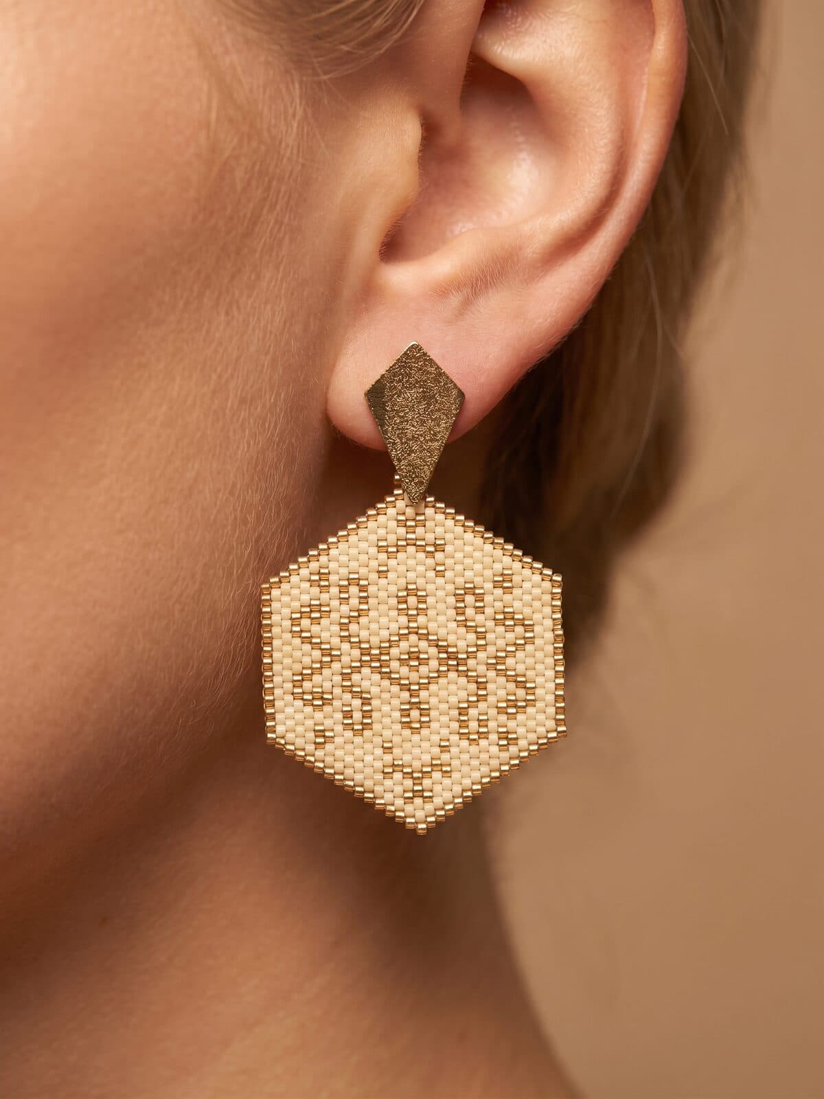 Arete Mosaico Dorado en cristal miyuki - Amara Accesorios