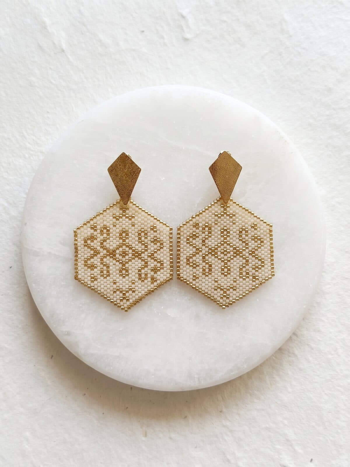 Arete Mosaico Dorado en cristal miyuki - Amara Accesorios