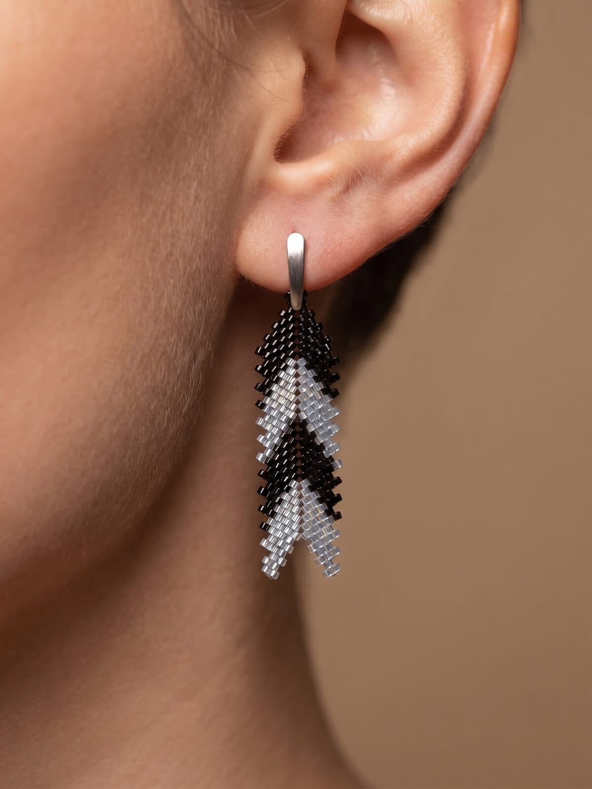 Arete Prisma Noir en cristal miyuki - Amara Accesorios