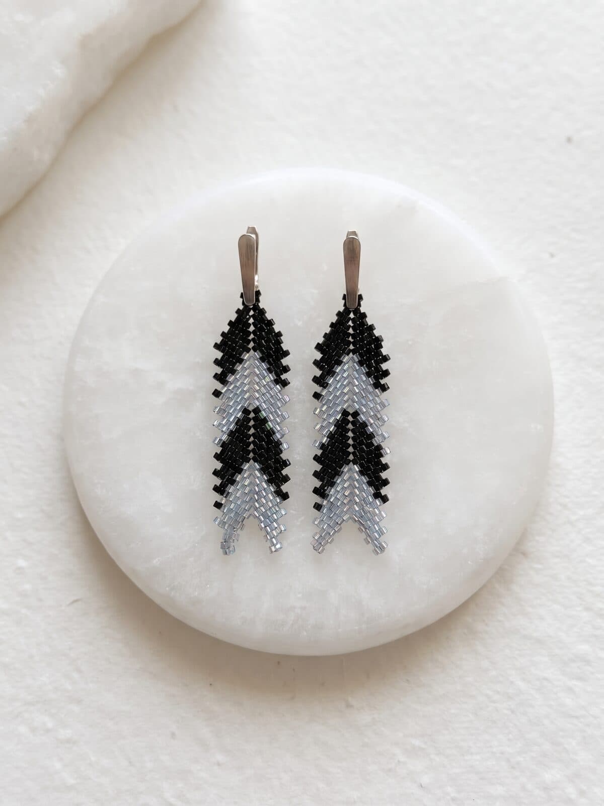 Arete Prisma Noir en cristal miyuki - Amara Accesorios