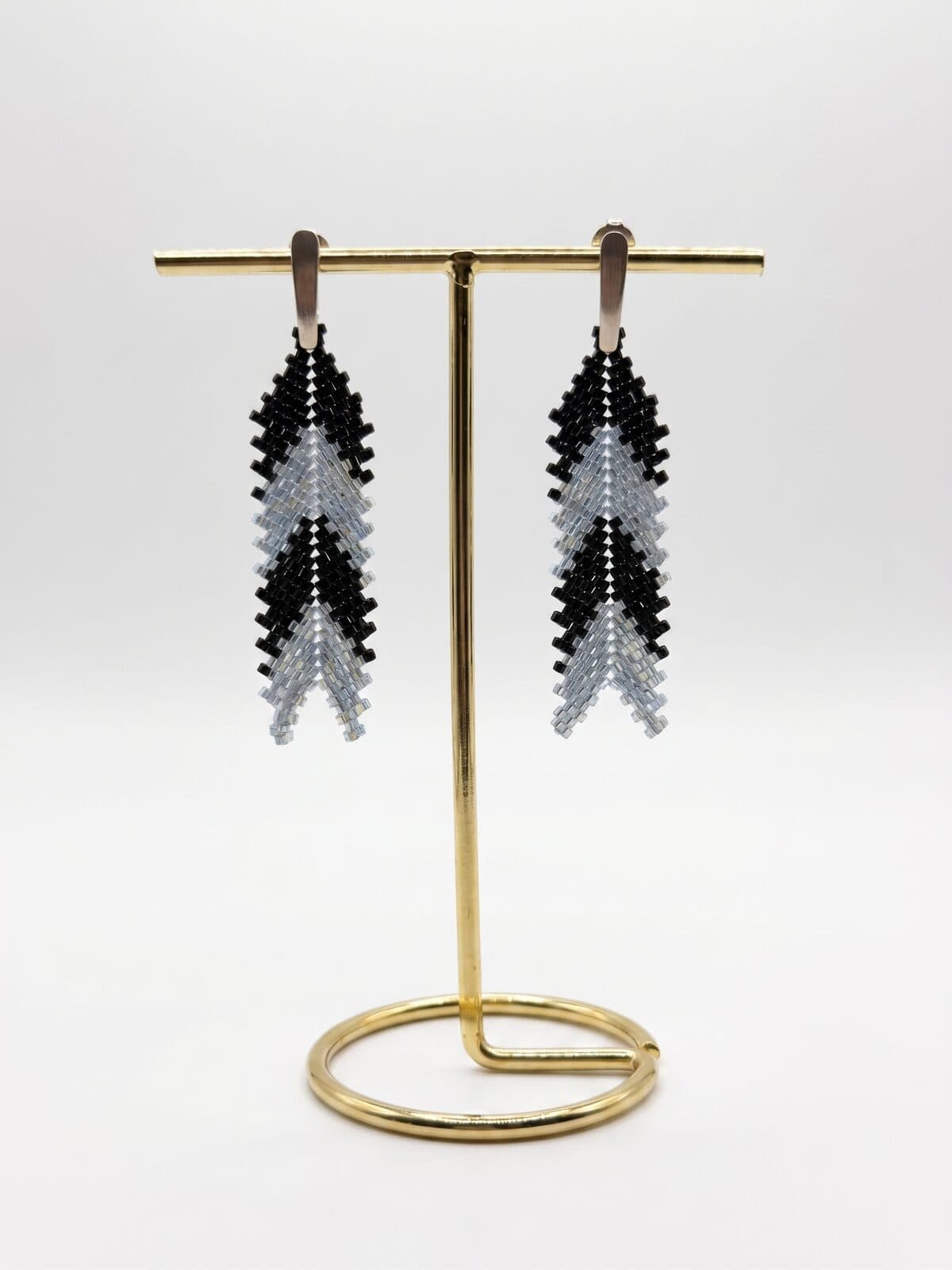 Arete Prisma Noir en cristal miyuki - Amara Accesorios