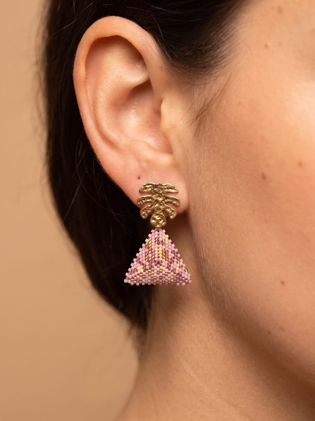 Arete Monstera Malva en cristal miyuki - Amara Accesorios