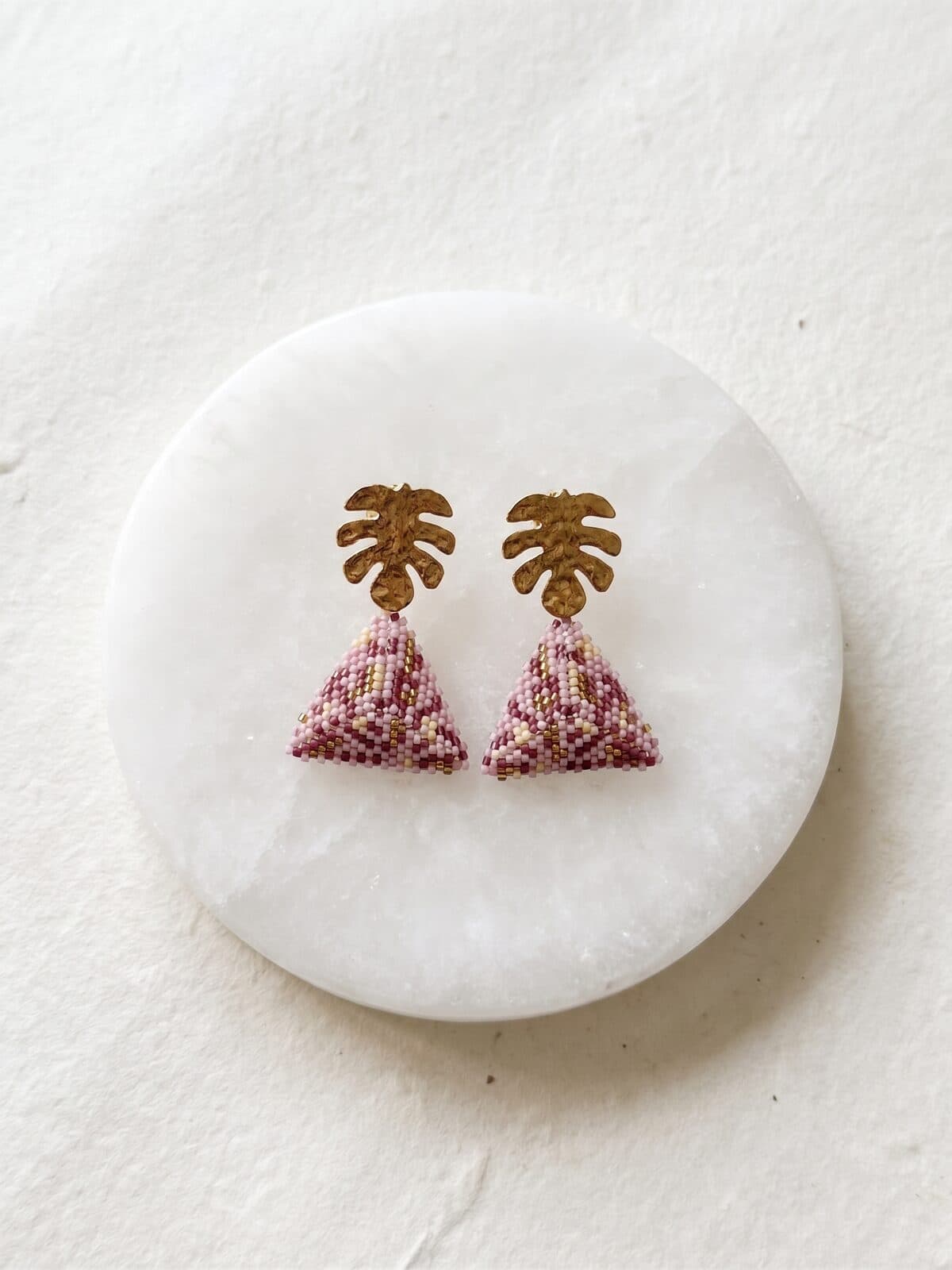 Arete Monstera Malva en cristal miyuki - Amara Accesorios