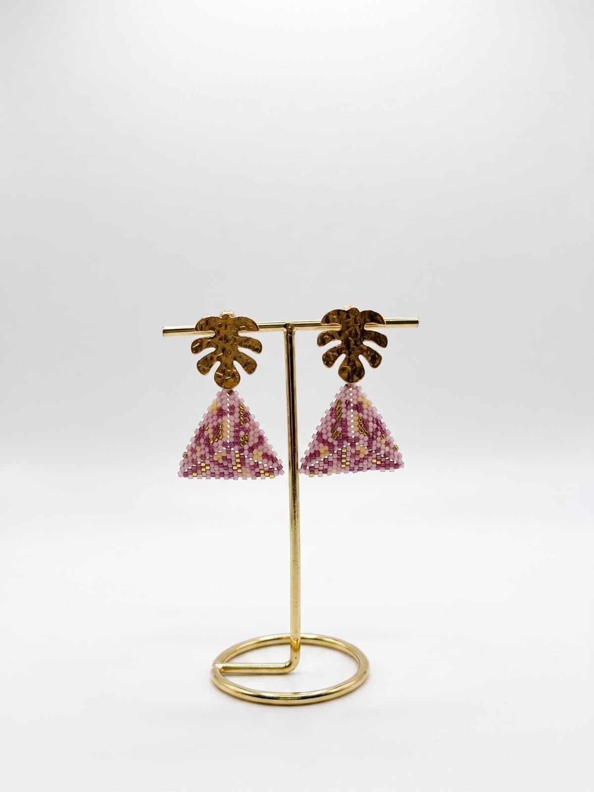 Arete Monstera Malva en cristal miyuki - Amara Accesorios
