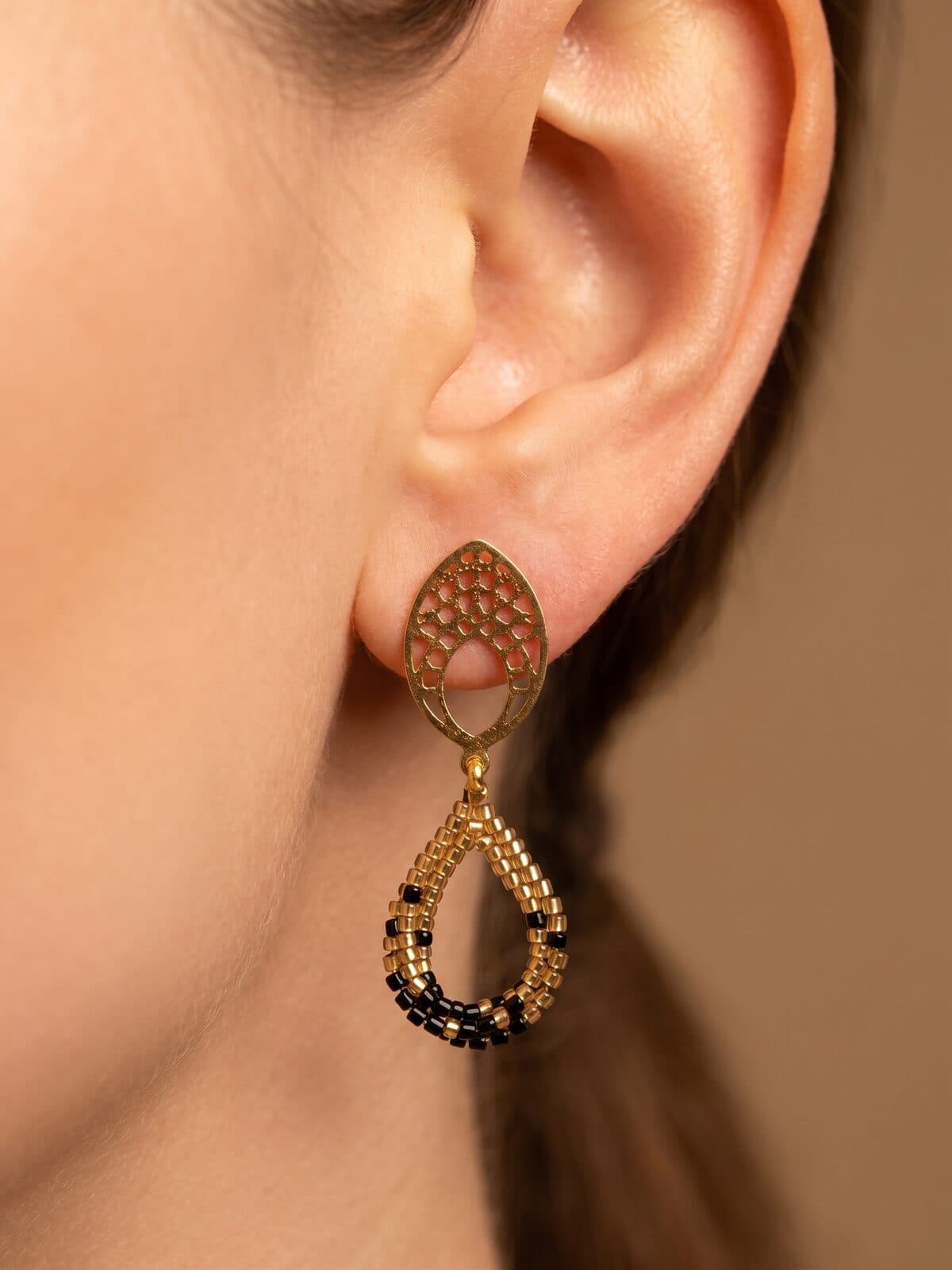 Arete Gota Noir en cristal miyuki - Amara Accesorios