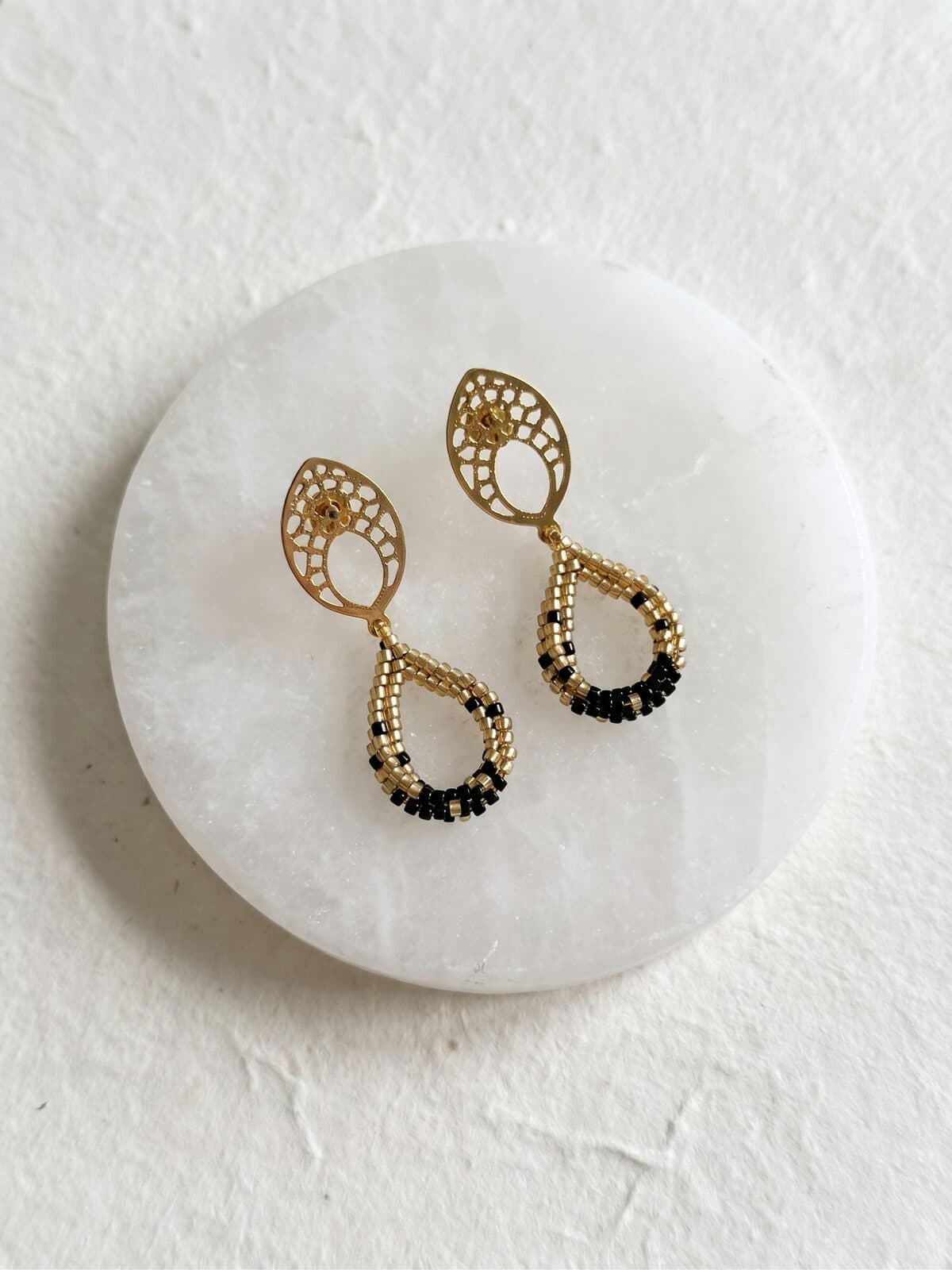 Arete Gota Noir en cristal miyuki - Amara Accesorios