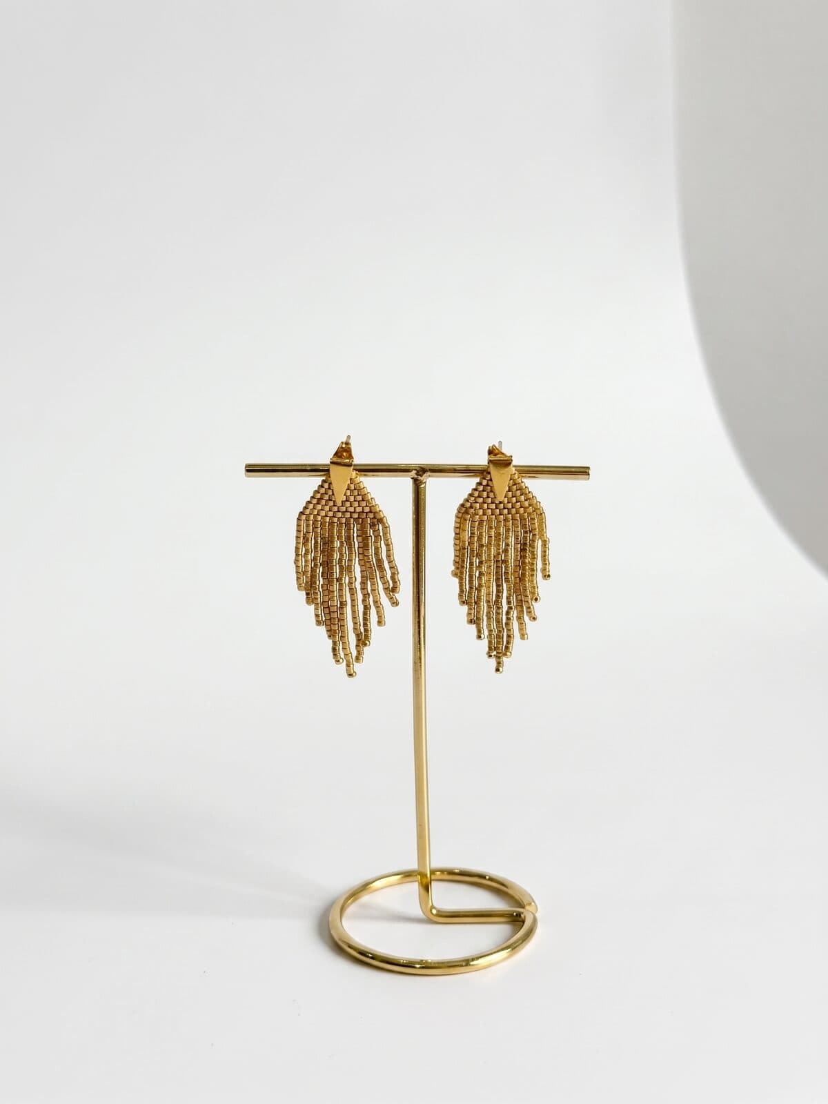 Arete Hoja Dorada en cristal miyuki - Amara Accesorios