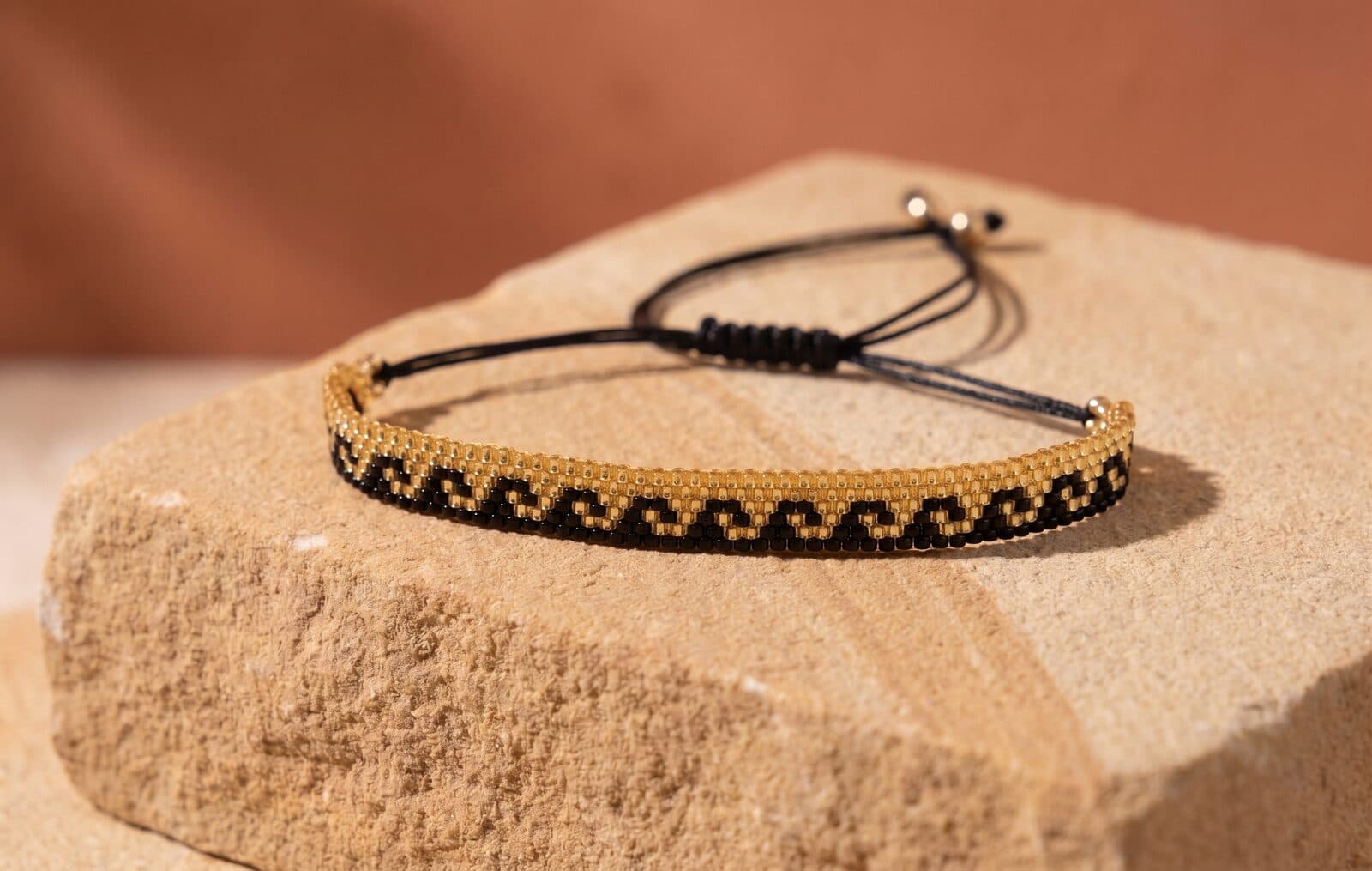 Pulsera Olas Griegas Dorado en cristal miyuki - Amara Accesorios