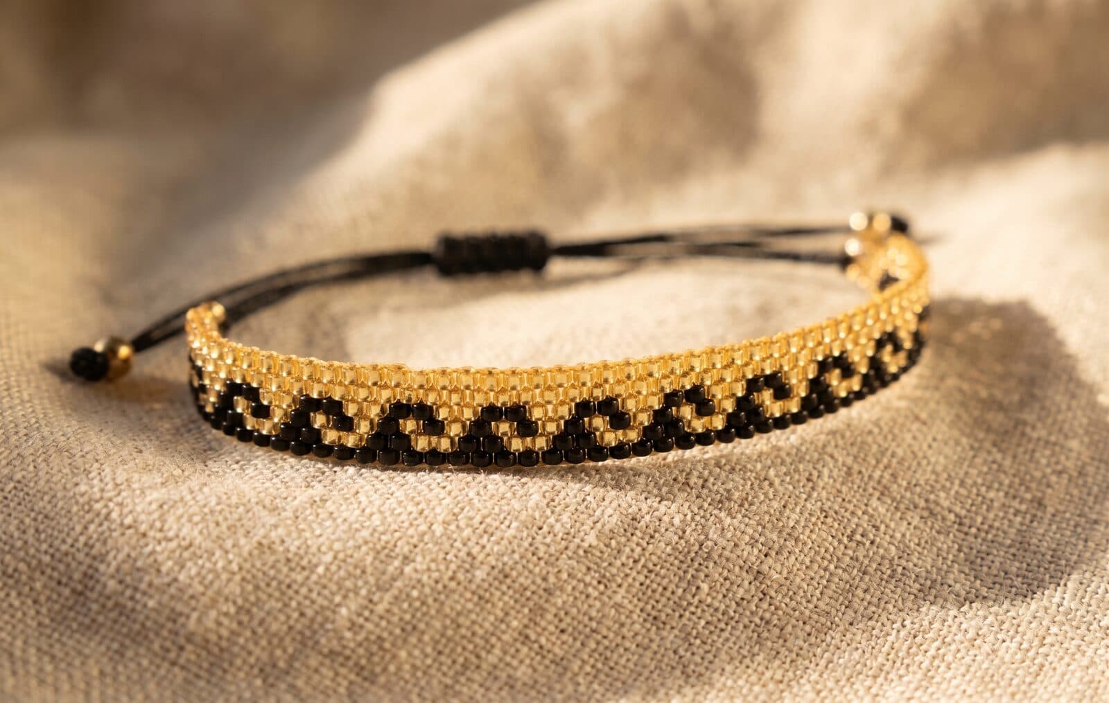 Pulsera Olas Griegas Dorado en cristal miyuki - Amara Accesorios