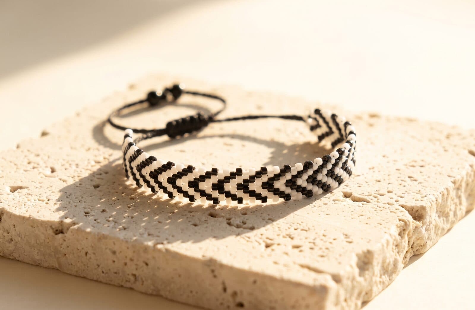 Pulsera Espiga Blanco/Negro en cristal miyuki - Amara Accesorios