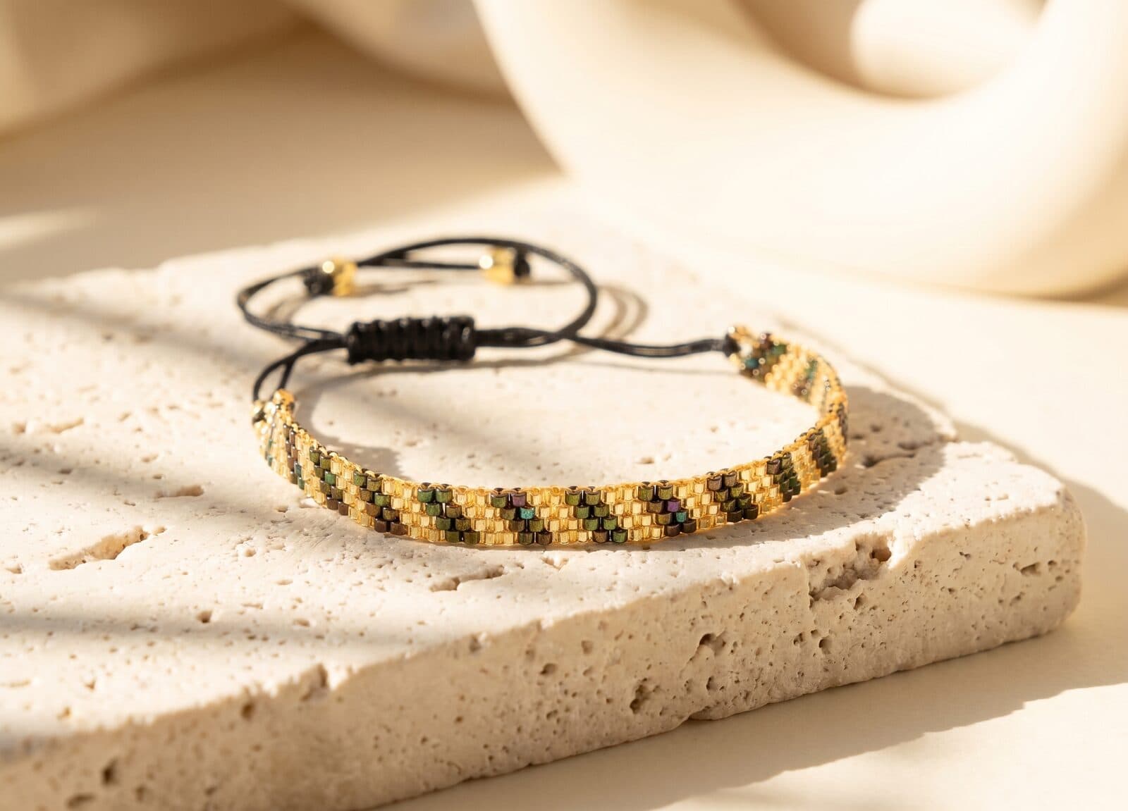 Pulsera Oblícua Negro en cristal miyuki - Amara Accesorios
