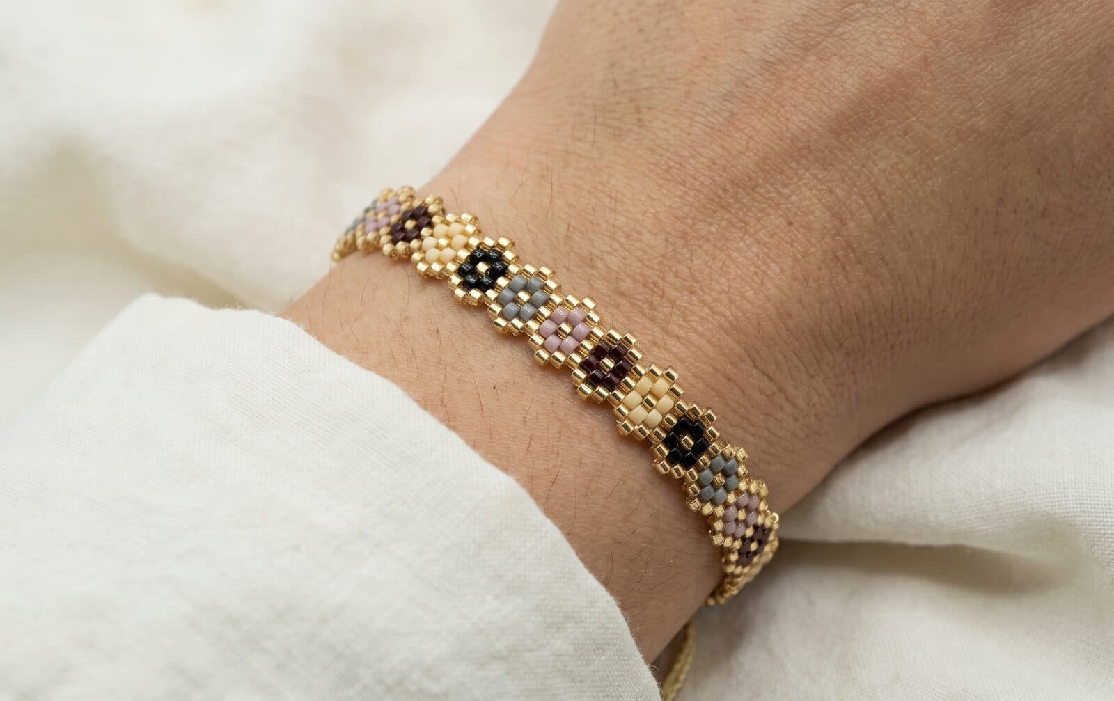Pulsera Flores Chakra Tierra en cristal miyuki - Amara Accesorios